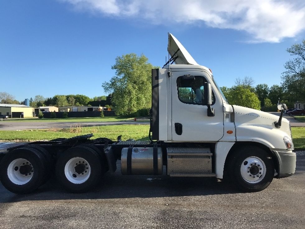Day Cab Tractor-Heavy Duty Tractors-Freightliner-2018-Cascadia 12564ST-Pewaukee-WI-693,175\n\t\tmiles-$ 23,750 - Image 8
