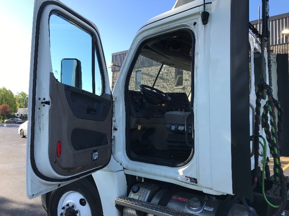 Day Cab Tractor-Heavy Duty Tractors-Freightliner-2018-Cascadia 12564ST-Pewaukee-WI-693,175\n\t\tmiles-$ 23,750 - Image 9