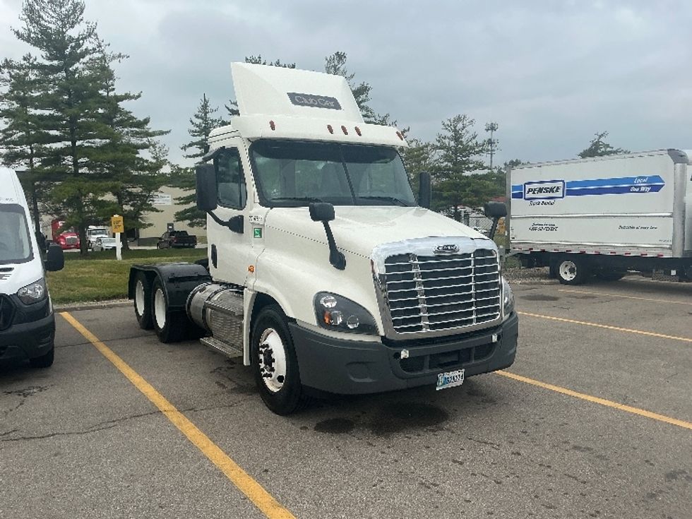 Day Cab Tractor-Heavy Duty Tractors-Freightliner-2018-Cascadia 12564ST-Piqua-OH-105,516\n\t\tmiles-$ 42,750 - Image 1