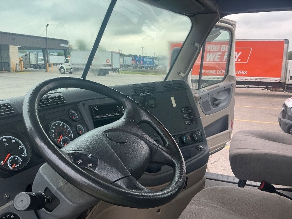 Day Cab Tractor-Heavy Duty Tractors-Freightliner-2018-Cascadia 12564ST-Piqua-OH-105,516\n\t\tmiles-$ 42,750 - Image 10