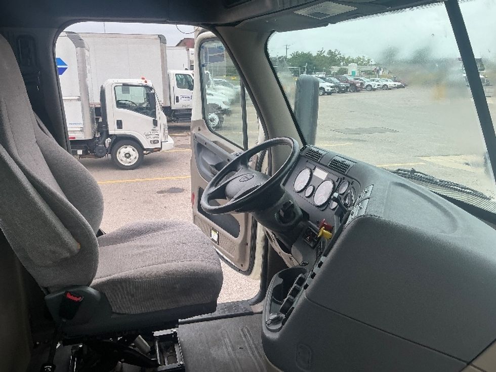 Day Cab Tractor-Heavy Duty Tractors-Freightliner-2018-Cascadia 12564ST-Piqua-OH-105,516\n\t\tmiles-$ 42,750 - Image 14