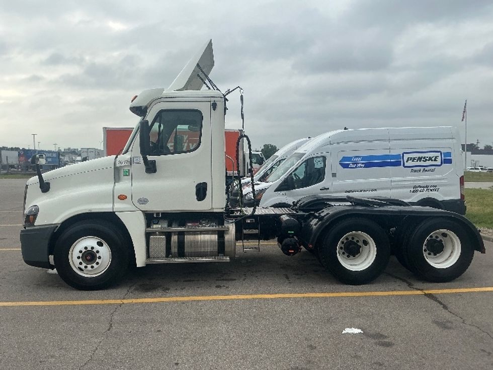 Day Cab Tractor-Heavy Duty Tractors-Freightliner-2018-Cascadia 12564ST-Piqua-OH-105,516\n\t\tmiles-$ 42,750 - Image 4