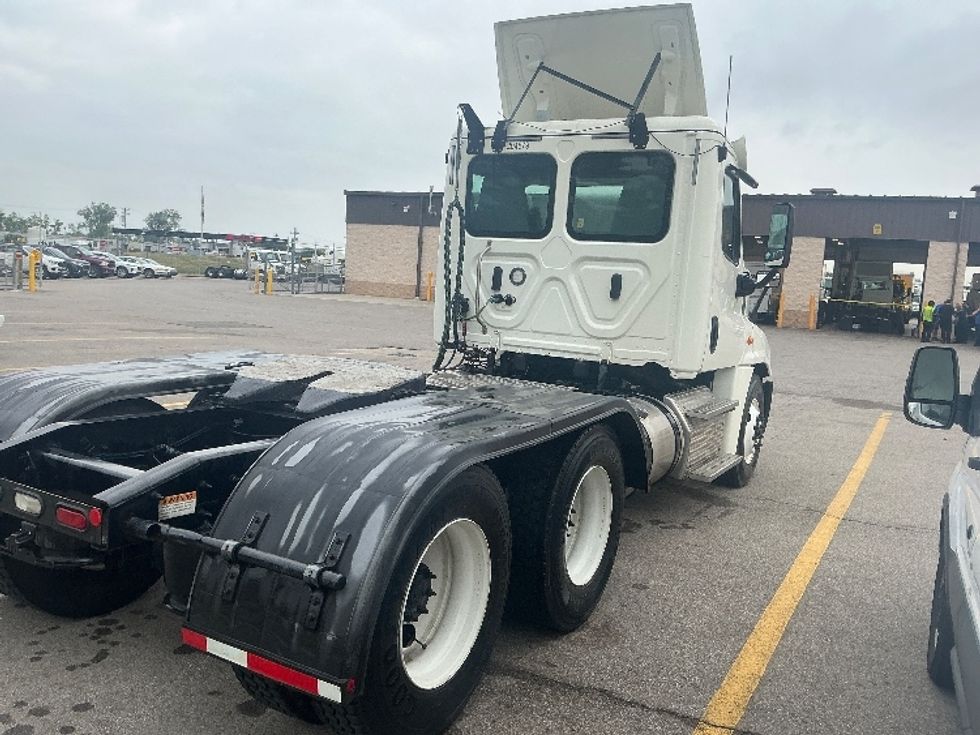 Day Cab Tractor-Heavy Duty Tractors-Freightliner-2018-Cascadia 12564ST-Piqua-OH-105,516\n\t\tmiles-$ 42,750 - Image 7