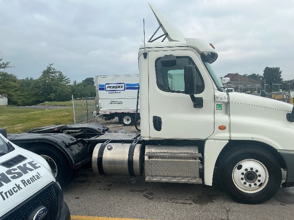 Day Cab Tractor-Heavy Duty Tractors-Freightliner-2018-Cascadia 12564ST-Piqua-OH-105,516\n\t\tmiles-$ 42,750 - Image 8