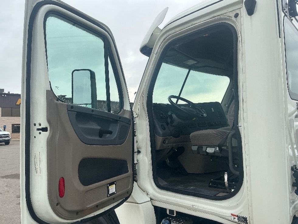 Day Cab Tractor-Heavy Duty Tractors-Freightliner-2018-Cascadia 12564ST-Piqua-OH-105,516\n\t\tmiles-$ 42,750 - Image 9