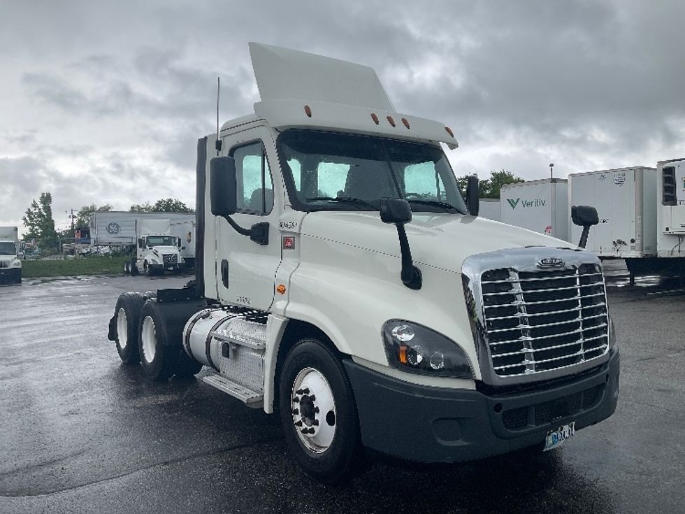 Day Cab Tractor-Heavy Duty Tractors-Freightliner-2018-Cascadia 12564ST-Piqua-OH-363,652\n\t\tmiles-$ 39,250 - Image 1