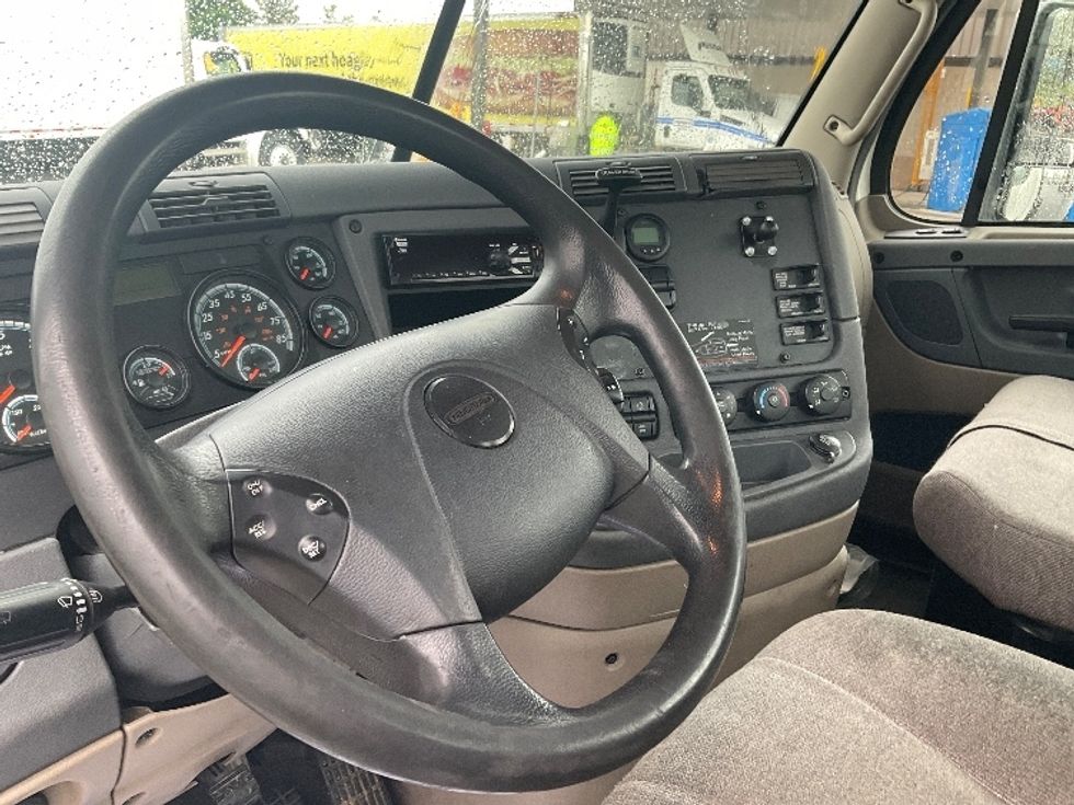 Day Cab Tractor-Heavy Duty Tractors-Freightliner-2018-Cascadia 12564ST-Piqua-OH-363,652\n\t\tmiles-$ 39,250 - Image 10