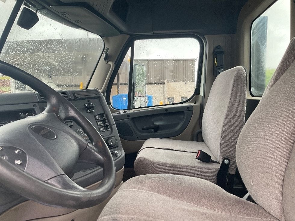 Day Cab Tractor-Heavy Duty Tractors-Freightliner-2018-Cascadia 12564ST-Piqua-OH-363,652\n\t\tmiles-$ 39,250 - Image 12