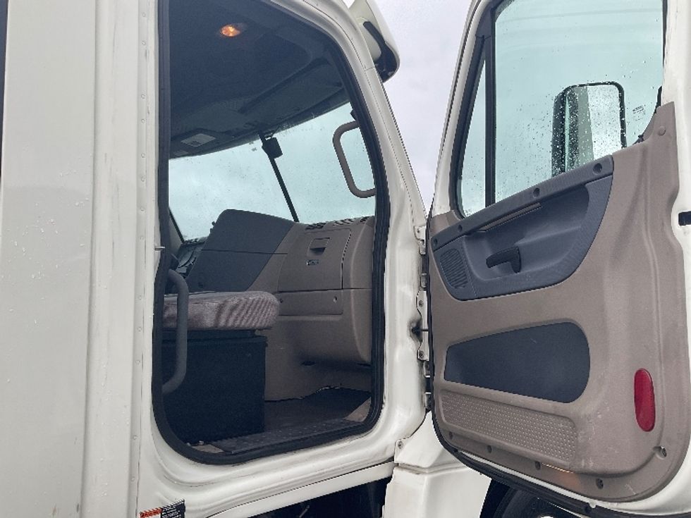 Day Cab Tractor-Heavy Duty Tractors-Freightliner-2018-Cascadia 12564ST-Piqua-OH-363,652\n\t\tmiles-$ 39,250 - Image 13