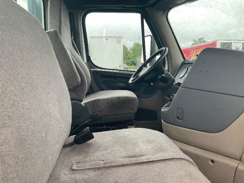 Day Cab Tractor-Heavy Duty Tractors-Freightliner-2018-Cascadia 12564ST-Piqua-OH-363,652\n\t\tmiles-$ 39,250 - Image 15