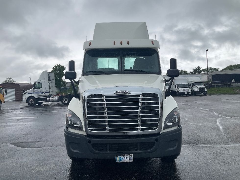 Day Cab Tractor-Heavy Duty Tractors-Freightliner-2018-Cascadia 12564ST-Piqua-OH-363,652\n\t\tmiles-$ 39,250 - Image 2