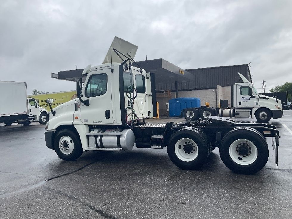 Day Cab Tractor-Heavy Duty Tractors-Freightliner-2018-Cascadia 12564ST-Piqua-OH-363,652\n\t\tmiles-$ 39,250 - Image 4