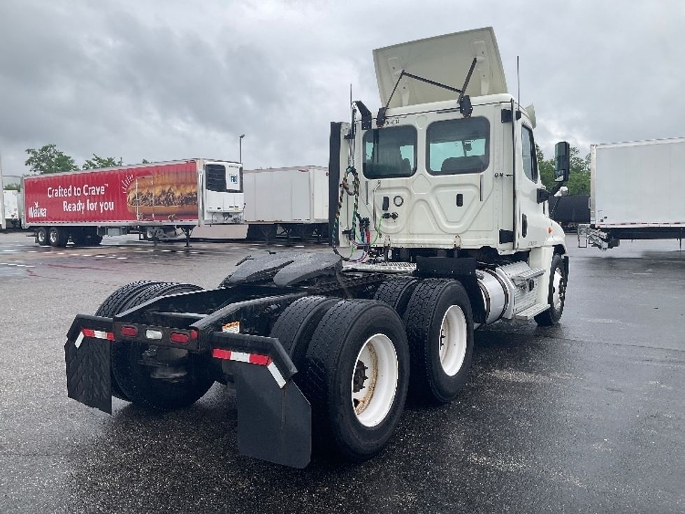 Day Cab Tractor-Heavy Duty Tractors-Freightliner-2018-Cascadia 12564ST-Piqua-OH-363,652\n\t\tmiles-$ 39,250 - Image 7