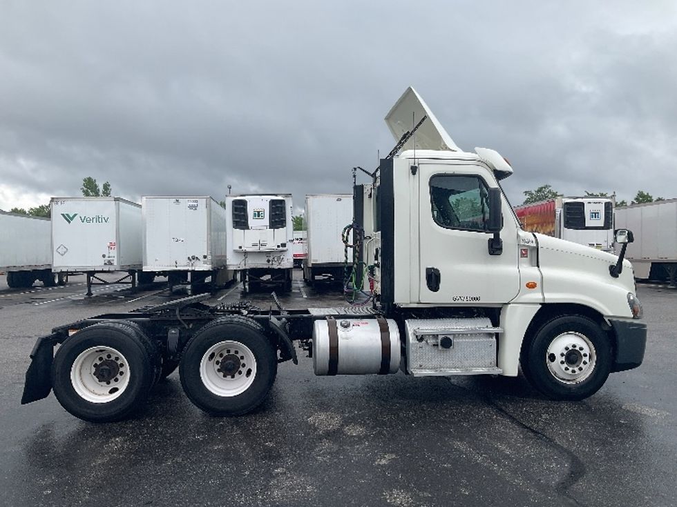 Day Cab Tractor-Heavy Duty Tractors-Freightliner-2018-Cascadia 12564ST-Piqua-OH-363,652\n\t\tmiles-$ 39,250 - Image 8