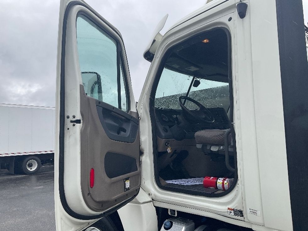 Day Cab Tractor-Heavy Duty Tractors-Freightliner-2018-Cascadia 12564ST-Piqua-OH-363,652\n\t\tmiles-$ 39,250 - Image 9