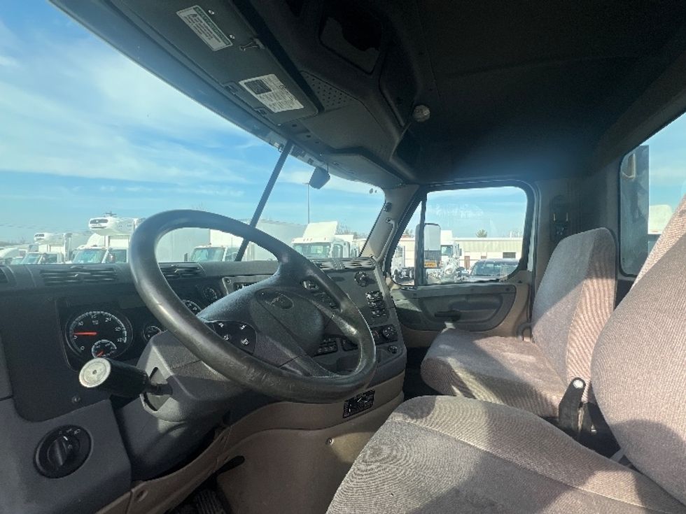 Day Cab Tractor-Heavy Duty Tractors-Freightliner-2018-Cascadia 12564ST-Piqua-OH-413,253\n\t\tmiles-$ 37,750 - Image 10