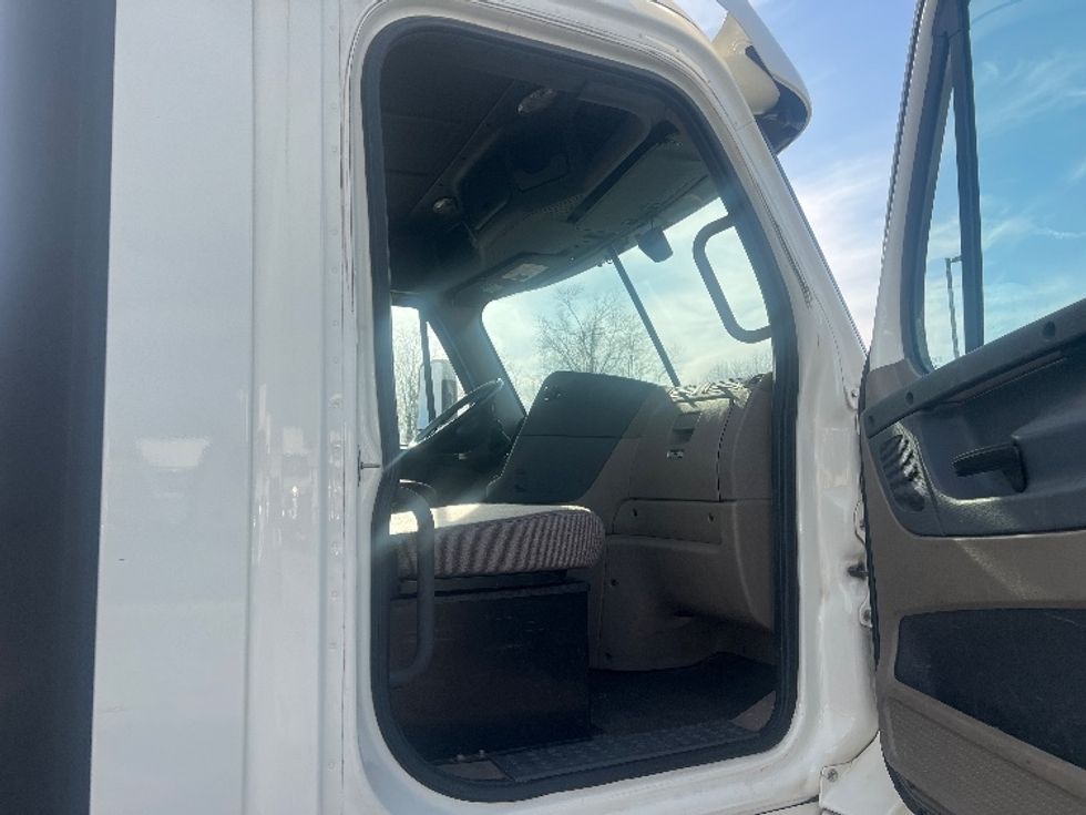 Day Cab Tractor-Heavy Duty Tractors-Freightliner-2018-Cascadia 12564ST-Piqua-OH-413,253\n\t\tmiles-$ 37,750 - Image 12