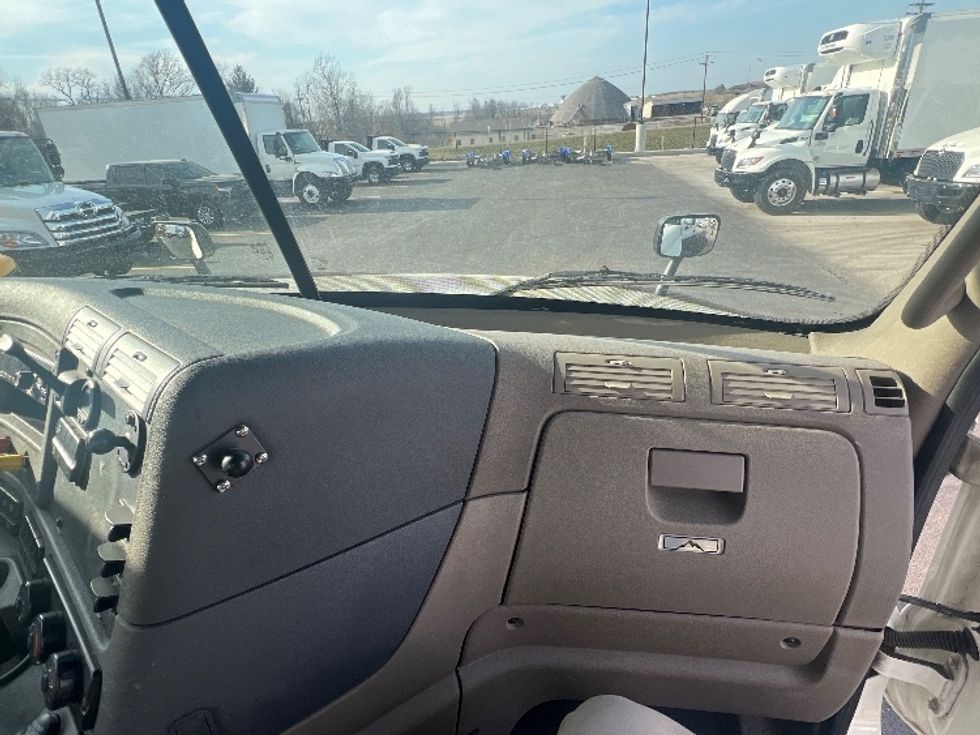 Day Cab Tractor-Heavy Duty Tractors-Freightliner-2018-Cascadia 12564ST-Piqua-OH-413,253\n\t\tmiles-$ 37,750 - Image 13