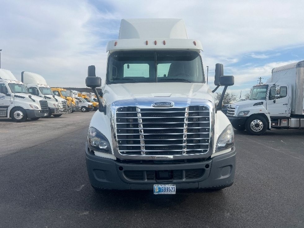 Day Cab Tractor-Heavy Duty Tractors-Freightliner-2018-Cascadia 12564ST-Piqua-OH-413,253\n\t\tmiles-$ 37,750 - Image 2