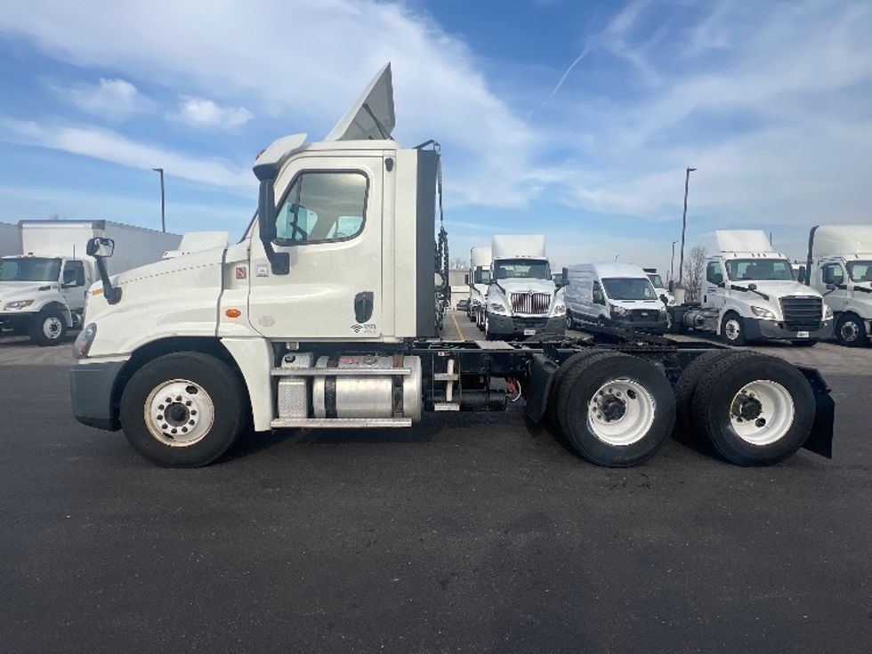 Day Cab Tractor-Heavy Duty Tractors-Freightliner-2018-Cascadia 12564ST-Piqua-OH-413,253\n\t\tmiles-$ 37,750 - Image 4