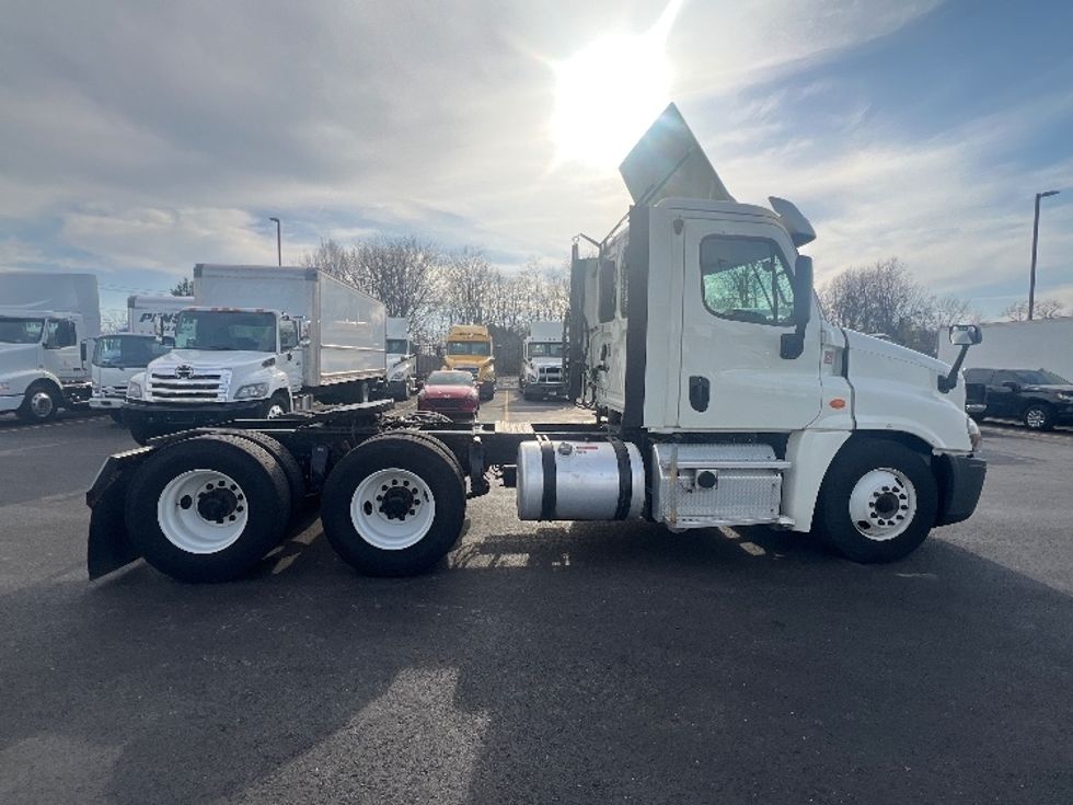 Day Cab Tractor-Heavy Duty Tractors-Freightliner-2018-Cascadia 12564ST-Piqua-OH-413,253\n\t\tmiles-$ 37,750 - Image 8