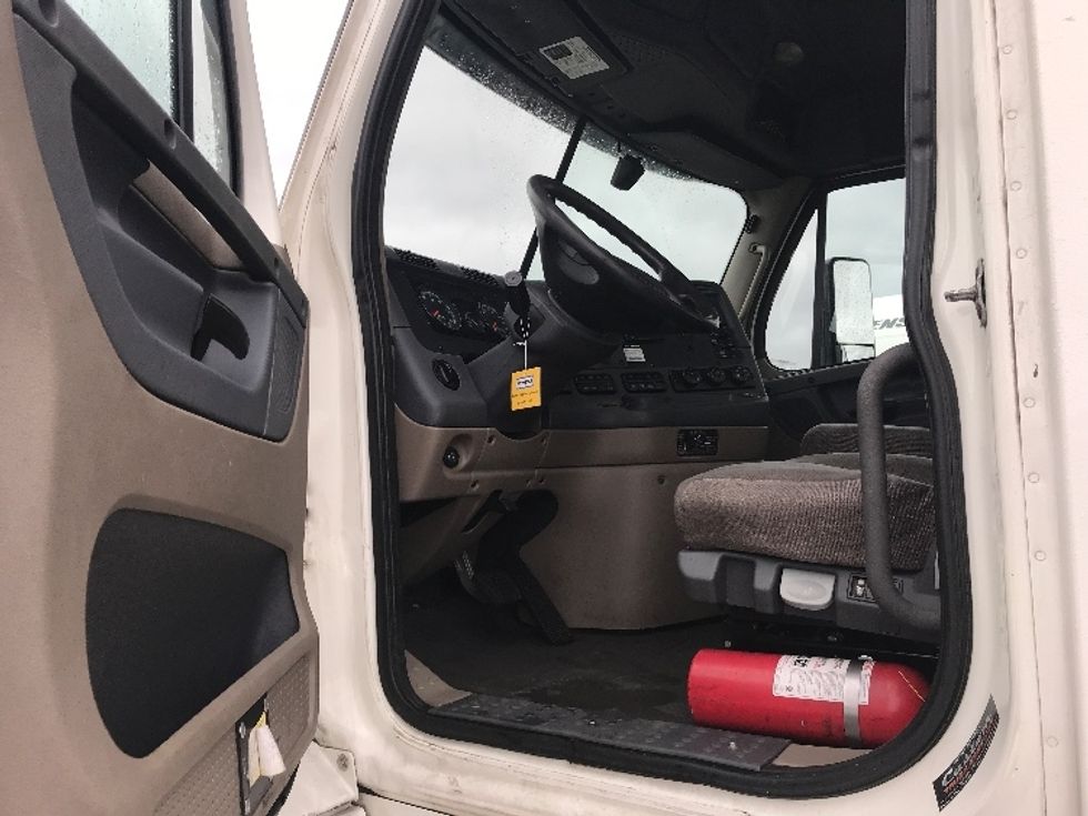 Day Cab Tractor-Heavy Duty Tractors-Freightliner-2018-Cascadia 12564ST-Piqua-OH-427,062\n\t\tmiles-$ 41,250 - Image 9