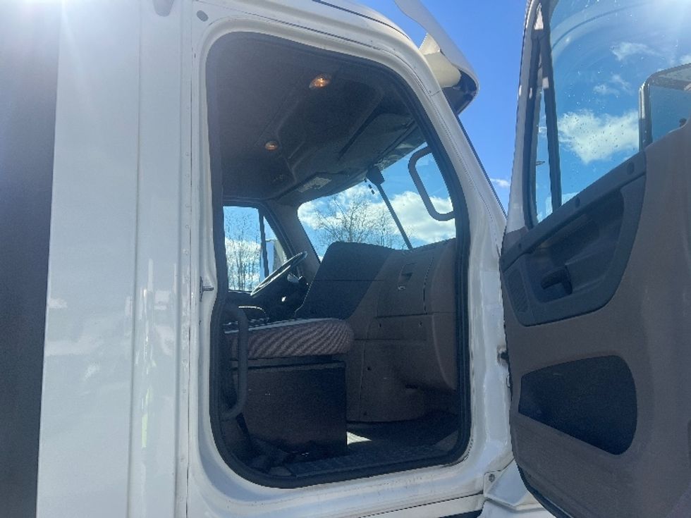 Day Cab Tractor-Heavy Duty Tractors-Freightliner-2018-Cascadia 12564ST-Piqua-OH-430,679\n\t\tmiles-$ 37,000 - Image 12