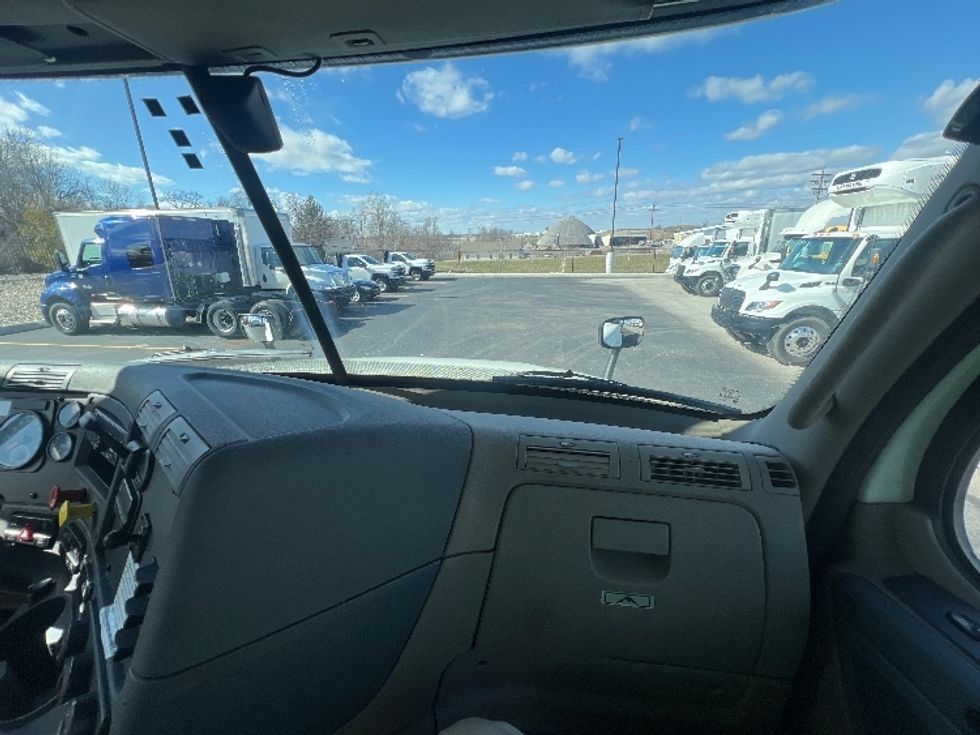 Day Cab Tractor-Heavy Duty Tractors-Freightliner-2018-Cascadia 12564ST-Piqua-OH-430,679\n\t\tmiles-$ 37,000 - Image 13