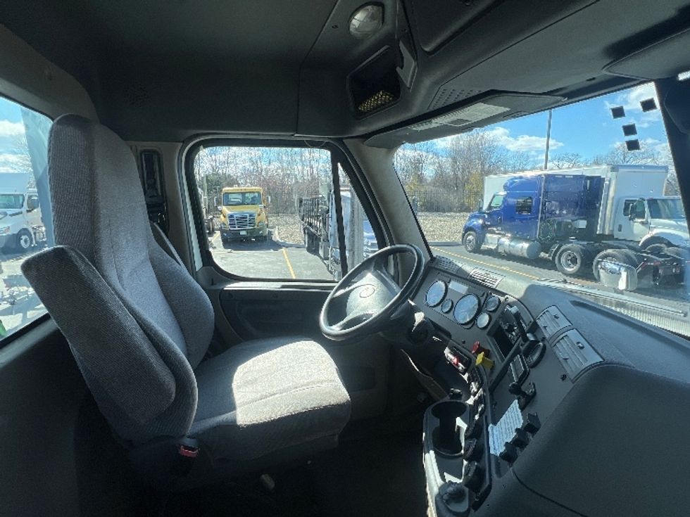 Day Cab Tractor-Heavy Duty Tractors-Freightliner-2018-Cascadia 12564ST-Piqua-OH-430,679\n\t\tmiles-$ 37,000 - Image 14