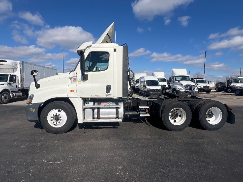 Day Cab Tractor-Heavy Duty Tractors-Freightliner-2018-Cascadia 12564ST-Piqua-OH-430,679\n\t\tmiles-$ 37,000 - Image 4