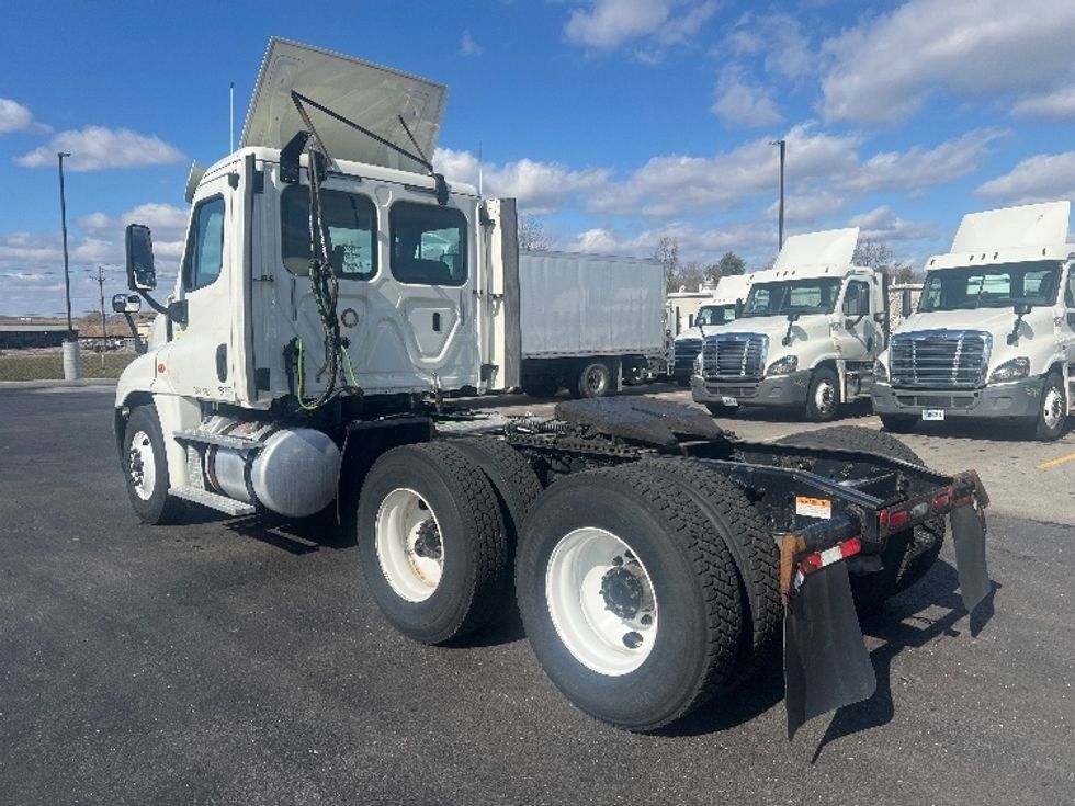 Day Cab Tractor-Heavy Duty Tractors-Freightliner-2018-Cascadia 12564ST-Piqua-OH-430,679\n\t\tmiles-$ 37,000 - Image 5