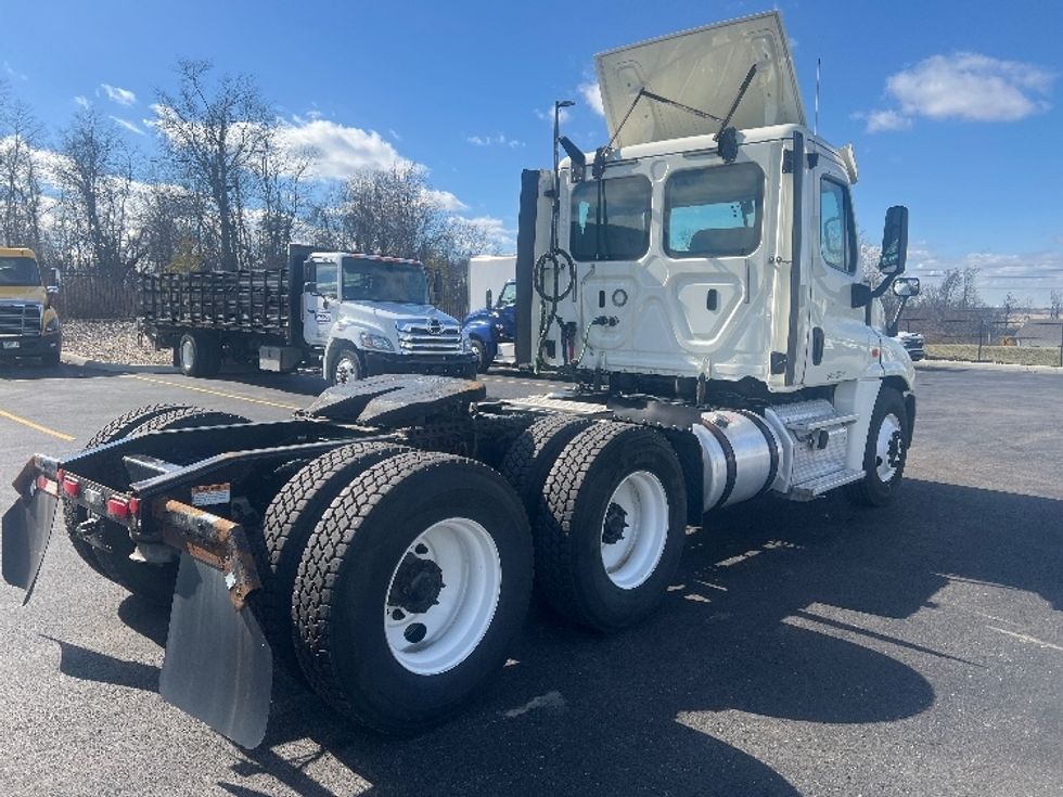 Day Cab Tractor-Heavy Duty Tractors-Freightliner-2018-Cascadia 12564ST-Piqua-OH-430,679\n\t\tmiles-$ 37,000 - Image 7