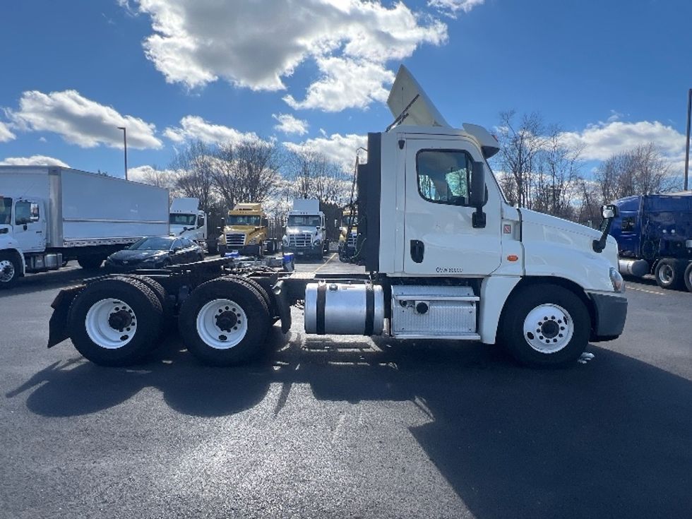 Day Cab Tractor-Heavy Duty Tractors-Freightliner-2018-Cascadia 12564ST-Piqua-OH-430,679\n\t\tmiles-$ 37,000 - Image 8