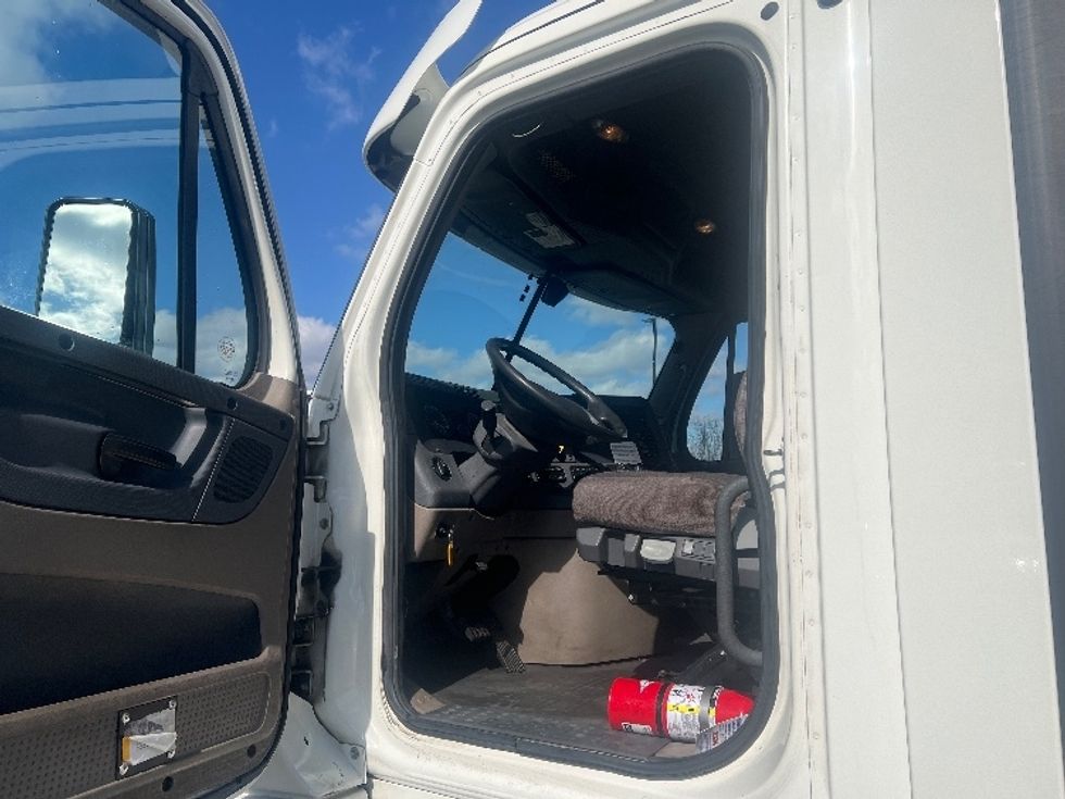 Day Cab Tractor-Heavy Duty Tractors-Freightliner-2018-Cascadia 12564ST-Piqua-OH-430,679\n\t\tmiles-$ 37,000 - Image 9