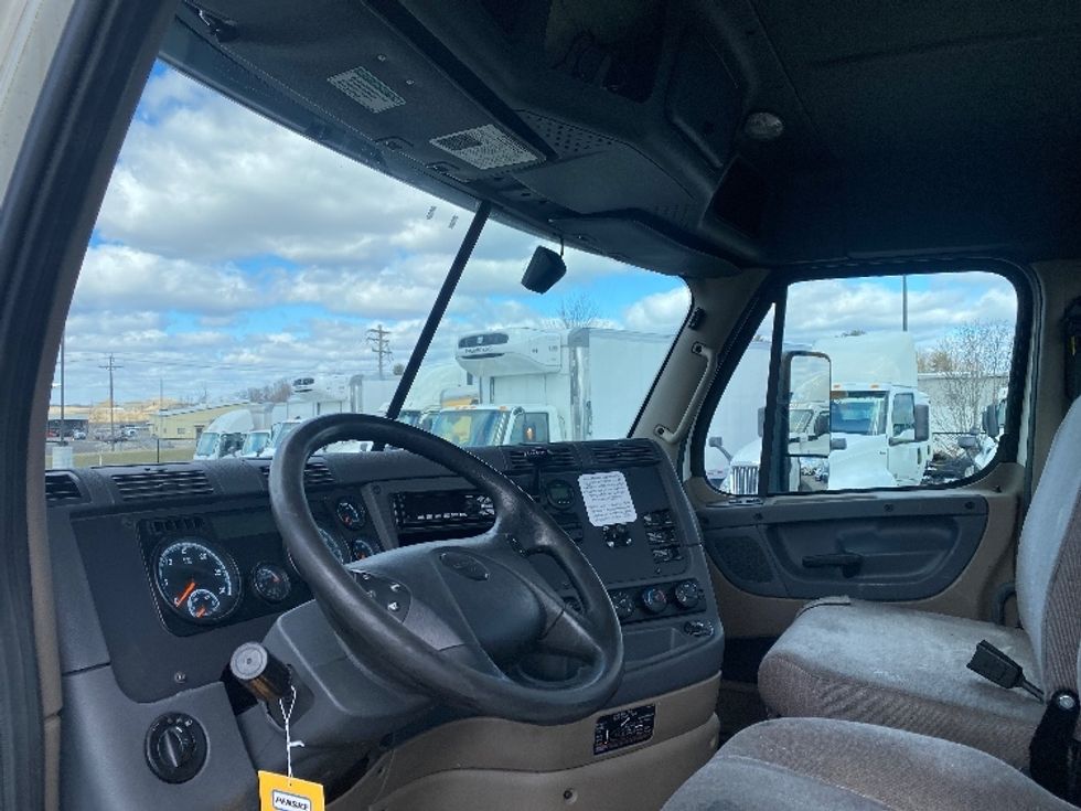 Day Cab Tractor-Heavy Duty Tractors-Freightliner-2018-Cascadia 12564ST-Piqua-OH-438,501\n\t\tmiles-$ 36,750 - Image 10