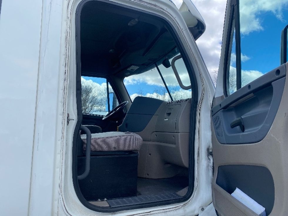 Day Cab Tractor-Heavy Duty Tractors-Freightliner-2018-Cascadia 12564ST-Piqua-OH-438,501\n\t\tmiles-$ 36,750 - Image 12