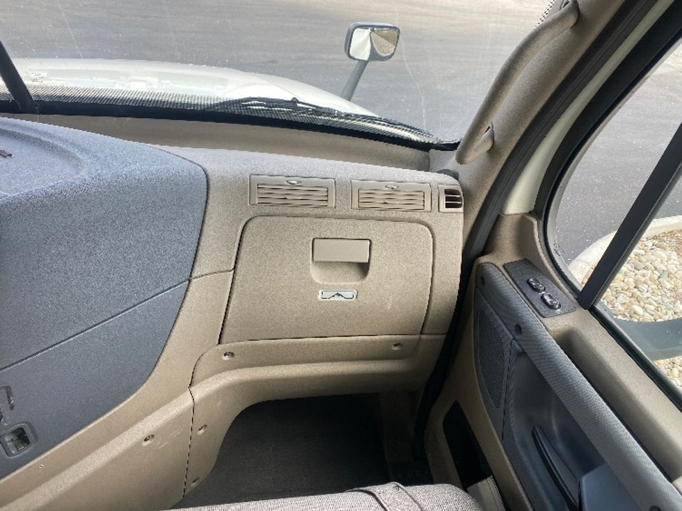 Day Cab Tractor-Heavy Duty Tractors-Freightliner-2018-Cascadia 12564ST-Piqua-OH-438,501\n\t\tmiles-$ 36,750 - Image 13