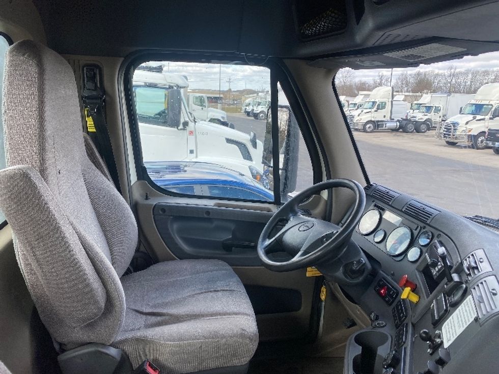 Day Cab Tractor-Heavy Duty Tractors-Freightliner-2018-Cascadia 12564ST-Piqua-OH-438,501\n\t\tmiles-$ 36,750 - Image 14