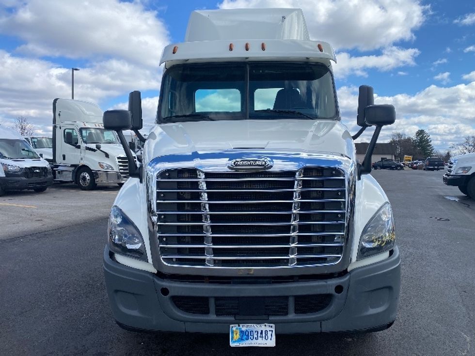 Day Cab Tractor-Heavy Duty Tractors-Freightliner-2018-Cascadia 12564ST-Piqua-OH-438,501\n\t\tmiles-$ 36,750 - Image 2
