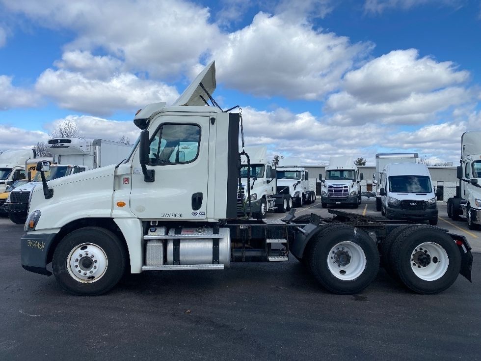 Day Cab Tractor-Heavy Duty Tractors-Freightliner-2018-Cascadia 12564ST-Piqua-OH-438,501\n\t\tmiles-$ 36,750 - Image 4