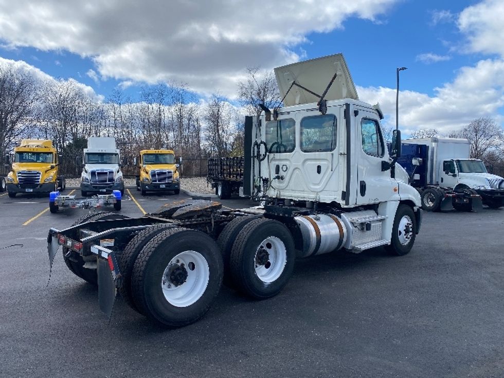 Day Cab Tractor-Heavy Duty Tractors-Freightliner-2018-Cascadia 12564ST-Piqua-OH-438,501\n\t\tmiles-$ 36,750 - Image 7