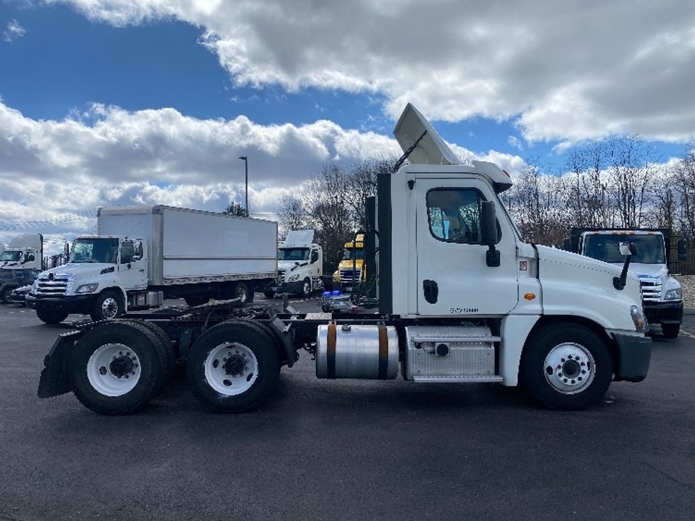 Day Cab Tractor-Heavy Duty Tractors-Freightliner-2018-Cascadia 12564ST-Piqua-OH-438,501\n\t\tmiles-$ 36,750 - Image 8