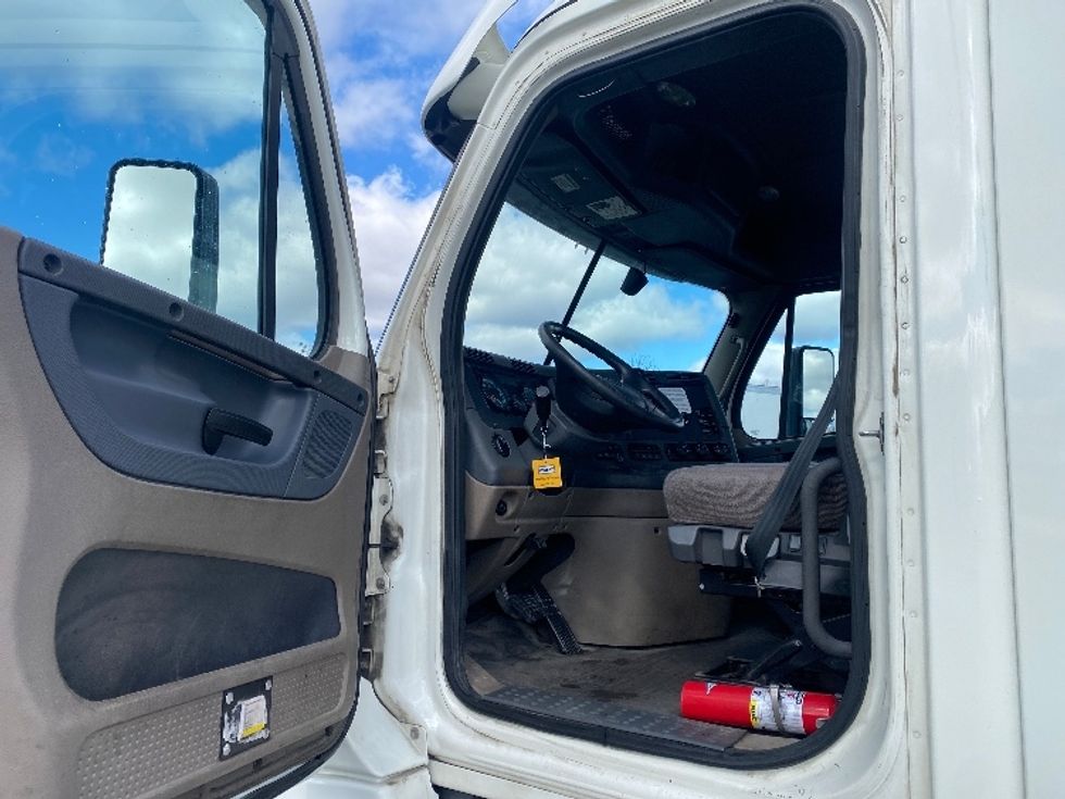 Day Cab Tractor-Heavy Duty Tractors-Freightliner-2018-Cascadia 12564ST-Piqua-OH-438,501\n\t\tmiles-$ 36,750 - Image 9