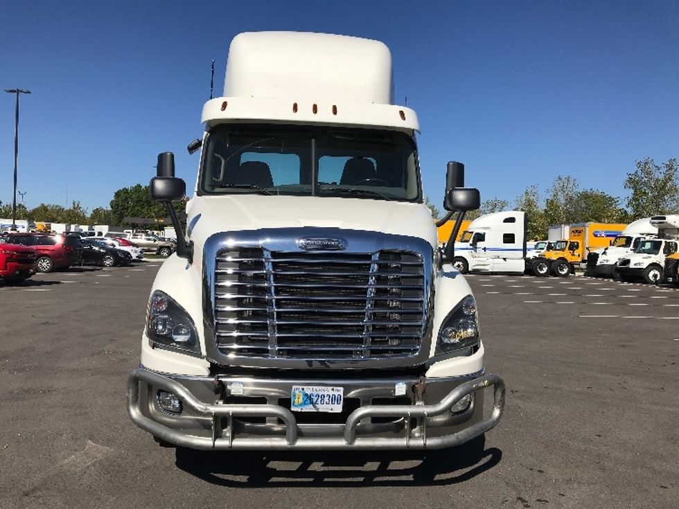 2018 Freightliner Cascadia 125" Sleeper Cab photo 2