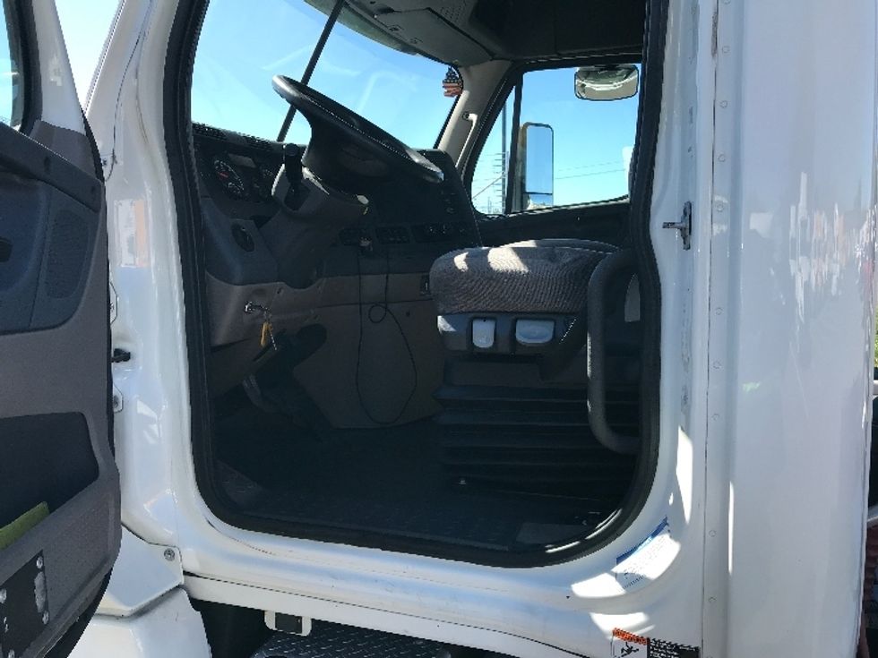 2018 Freightliner Cascadia 125" Sleeper Cab photo 9