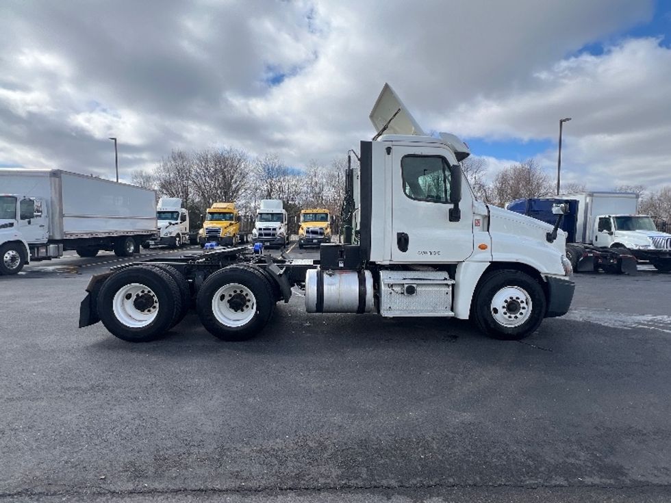Day Cab Tractor-Heavy Duty Tractors-Freightliner-2018-Cascadia 12564ST-Piqua-OH-464,407\n\t\tmiles-$ 35,750 - Image 8