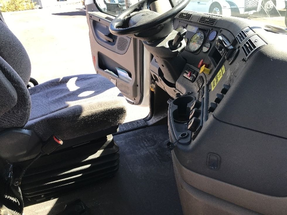 Day Cab Tractor-Heavy Duty Tractors-Freightliner-2018-Cascadia 12564ST-Piqua-OH-468,495\n\t\tmiles-$ 40,750 - Image 14