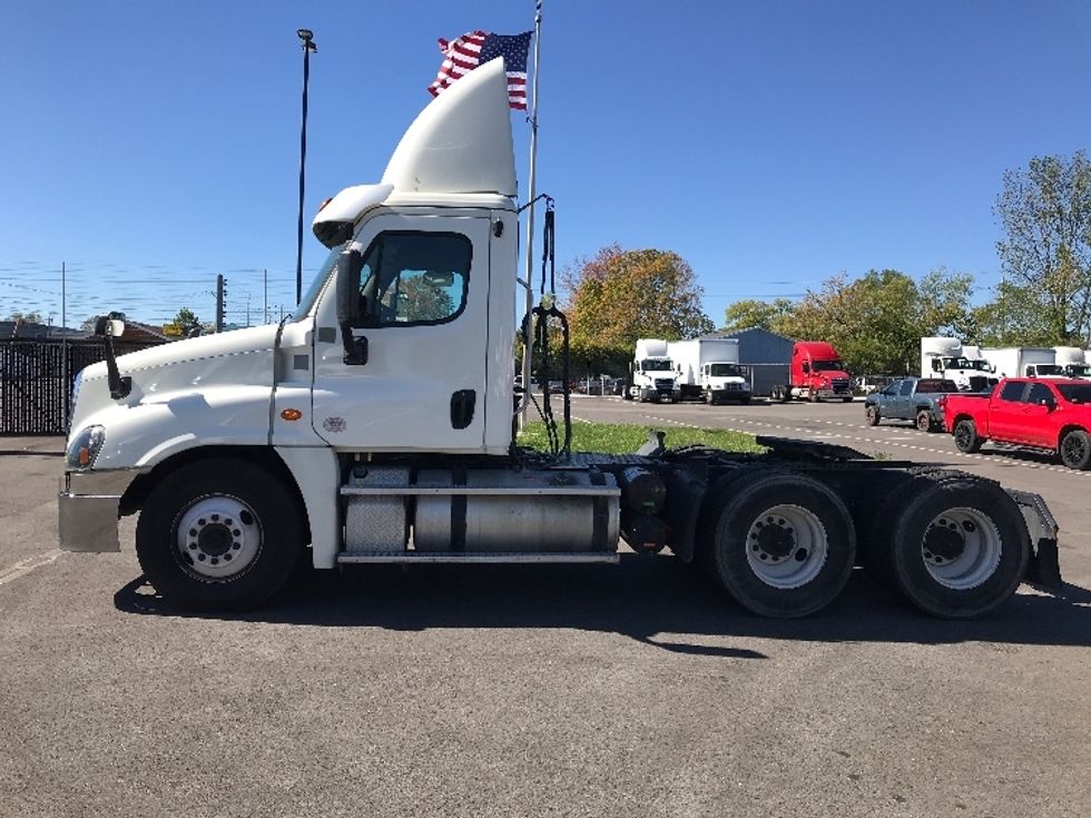 Day Cab Tractor-Heavy Duty Tractors-Freightliner-2018-Cascadia 12564ST-Piqua-OH-468,495\n\t\tmiles-$ 40,750 - Image 4