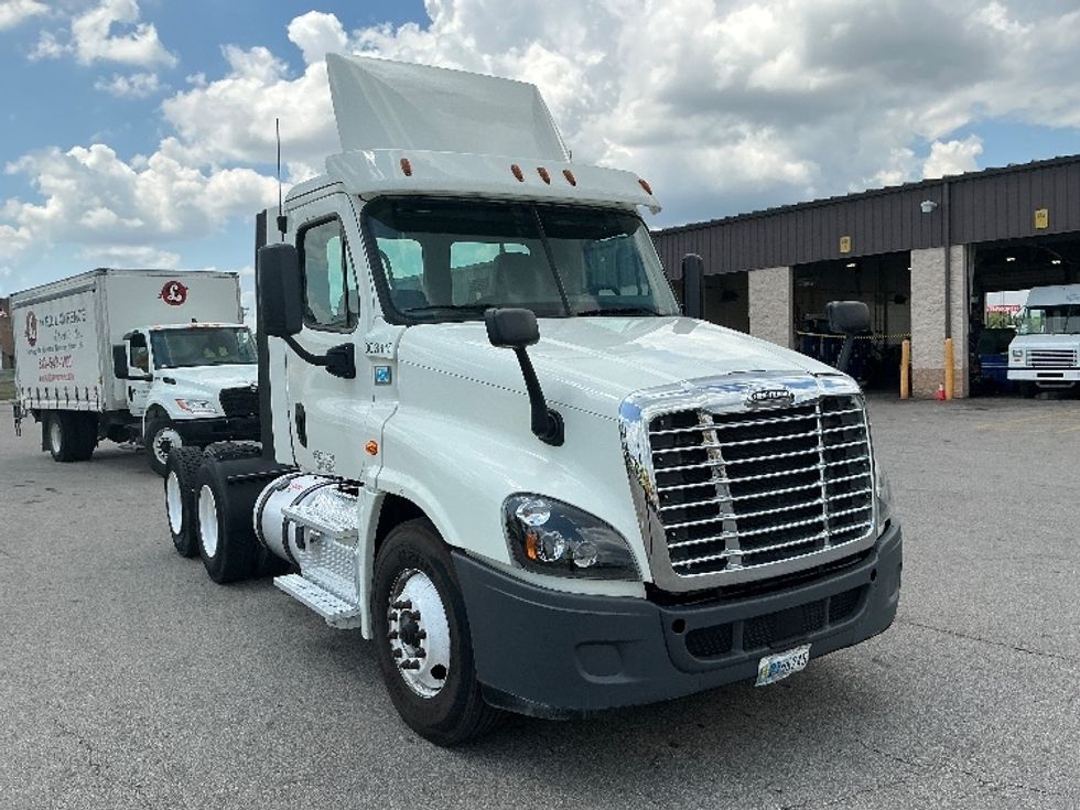 Day Cab Tractor-Heavy Duty Tractors-Freightliner-2018-Cascadia 12564ST-Piqua-OH-479,694\n\t\tmiles-$ 33,750 - Image 1