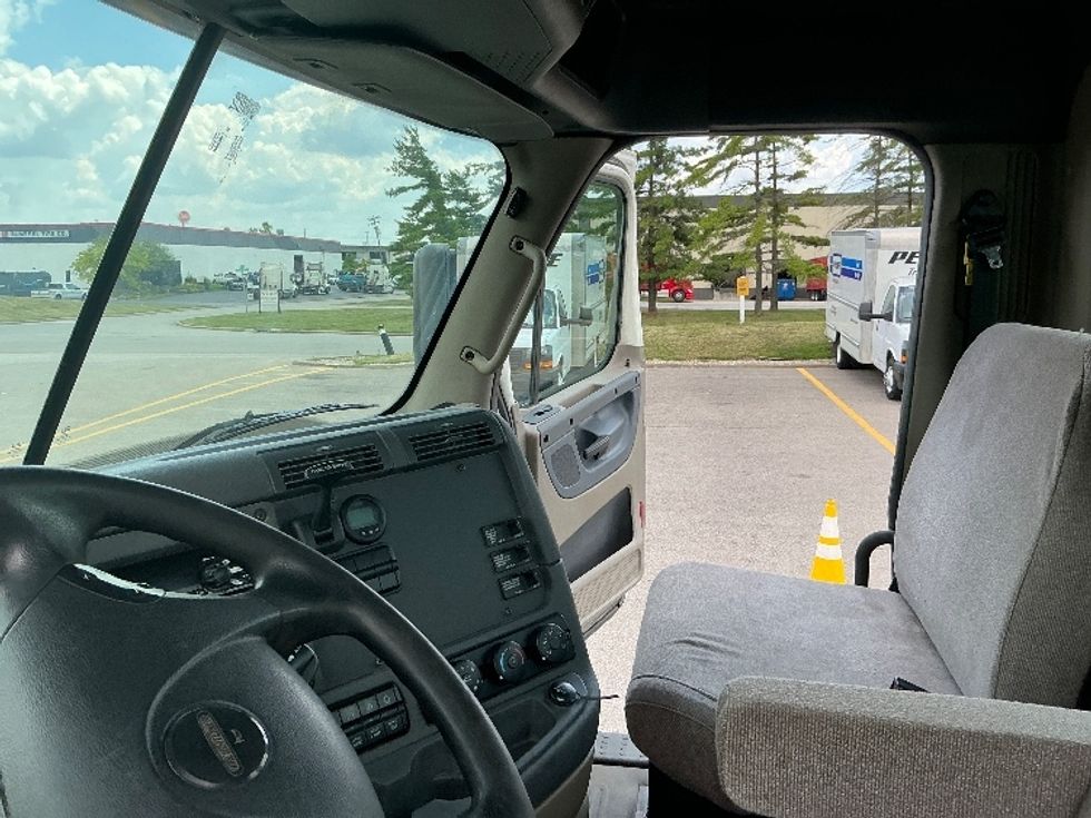 Day Cab Tractor-Heavy Duty Tractors-Freightliner-2018-Cascadia 12564ST-Piqua-OH-479,694\n\t\tmiles-$ 33,750 - Image 10